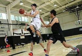 输掉国家德比后，河床球员萨拉斯用拳击打场内拍照的一名人员