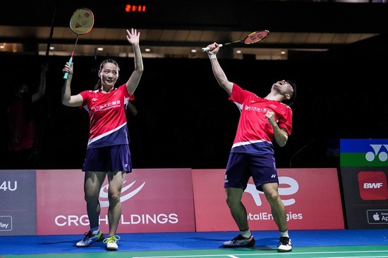 她在接发球 她在接发球